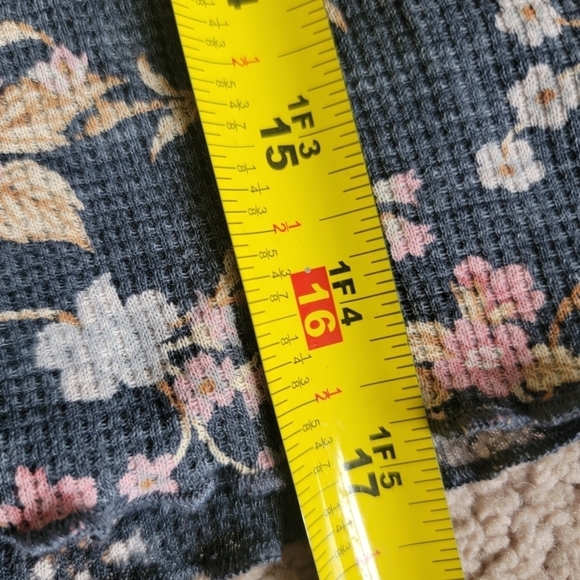 2/$20 American Eagle Short Sleeve Top S - Picture 8 of 8